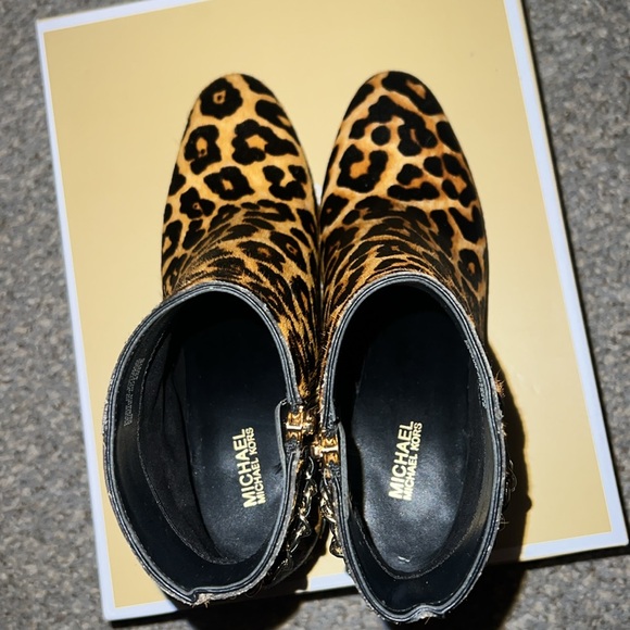 Michael Kors booties. 6 - Picture 6 of 12